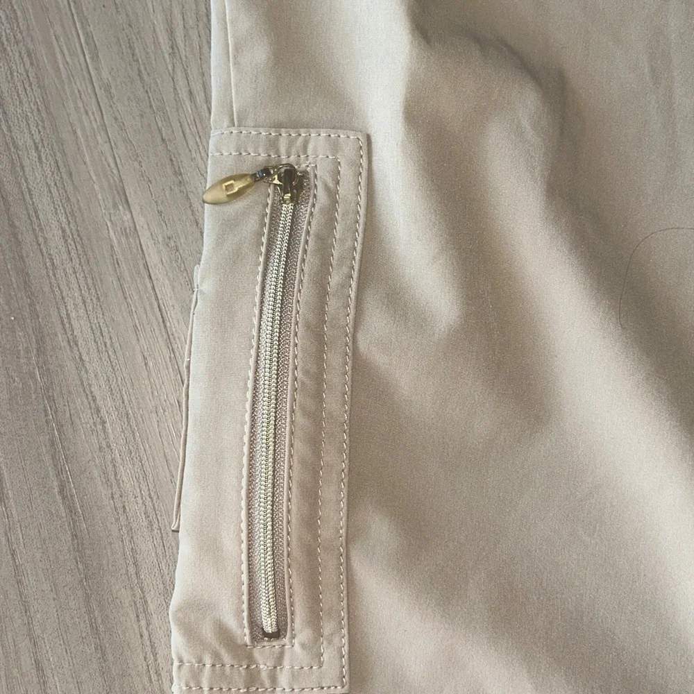 Chico's Zenergy Cargo Golf Shorts Women's 1.5 (10) Tan Khaki Travel Performance